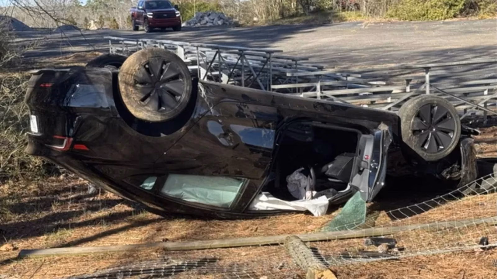 2026-investigation-continues-into-tesla-fsd-s-role-in-mysterious-off-road-crash-image-0