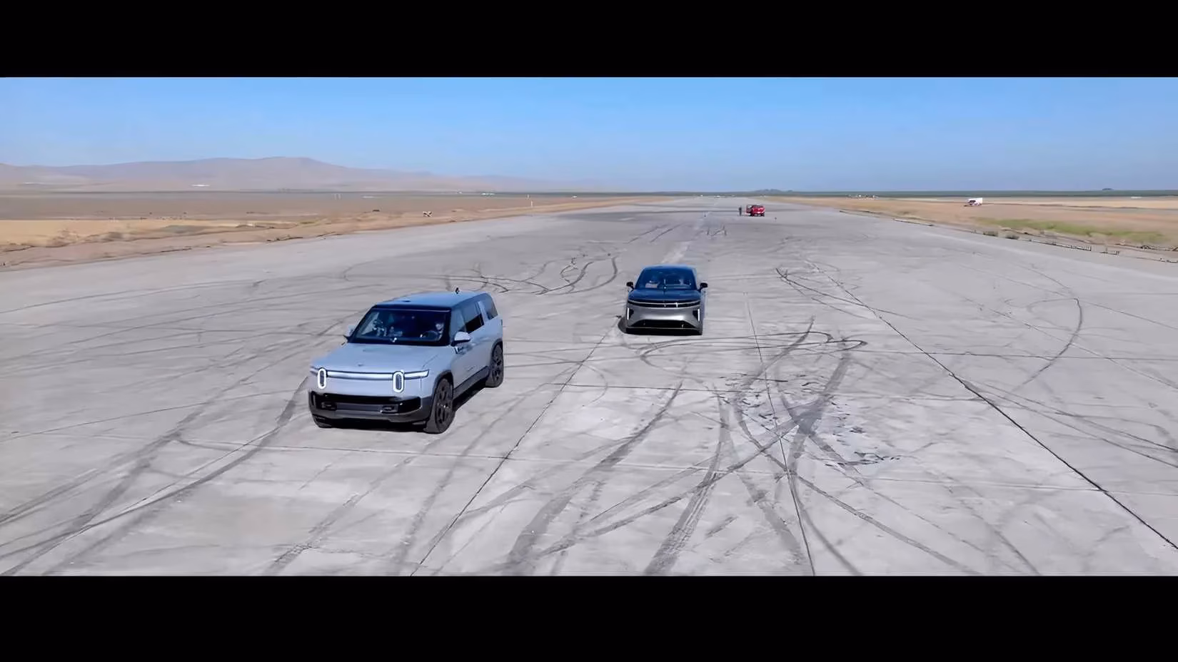 lucid-gravity-vs-rivian-r1s-a-2026-u-drags-showdown-of-electric-suv-philosophies-image-0