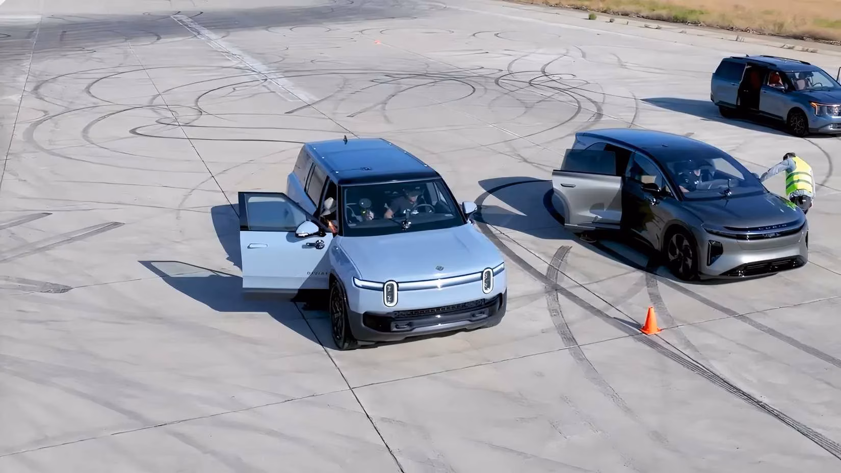 lucid-gravity-vs-rivian-r1s-a-2026-u-drags-showdown-of-electric-suv-philosophies-image-1