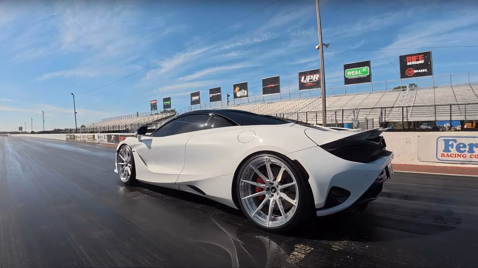 mclaren-750s-leaves-tesla-model-s-plaid-in-the-dust-a-drag-race-for-the-ages-image-0