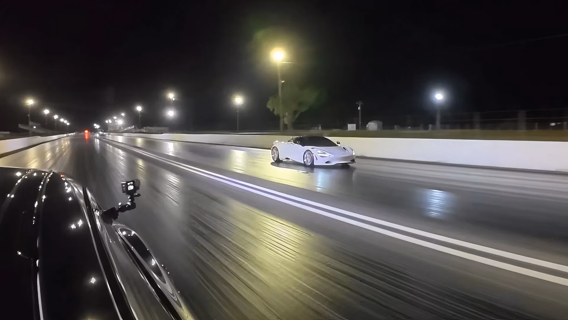 the-ultimate-showdown-lucid-air-sapphire-vs-mclaren-750s-in-a-drag-race-image-3